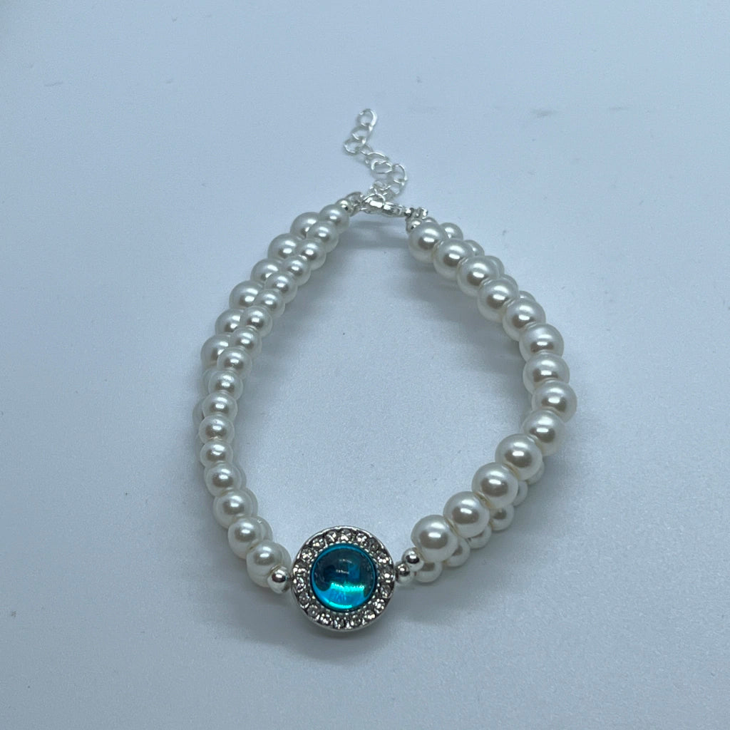 Pulsera plateada de acero con perlas