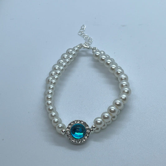 Pulsera plateada de acero con perlas
