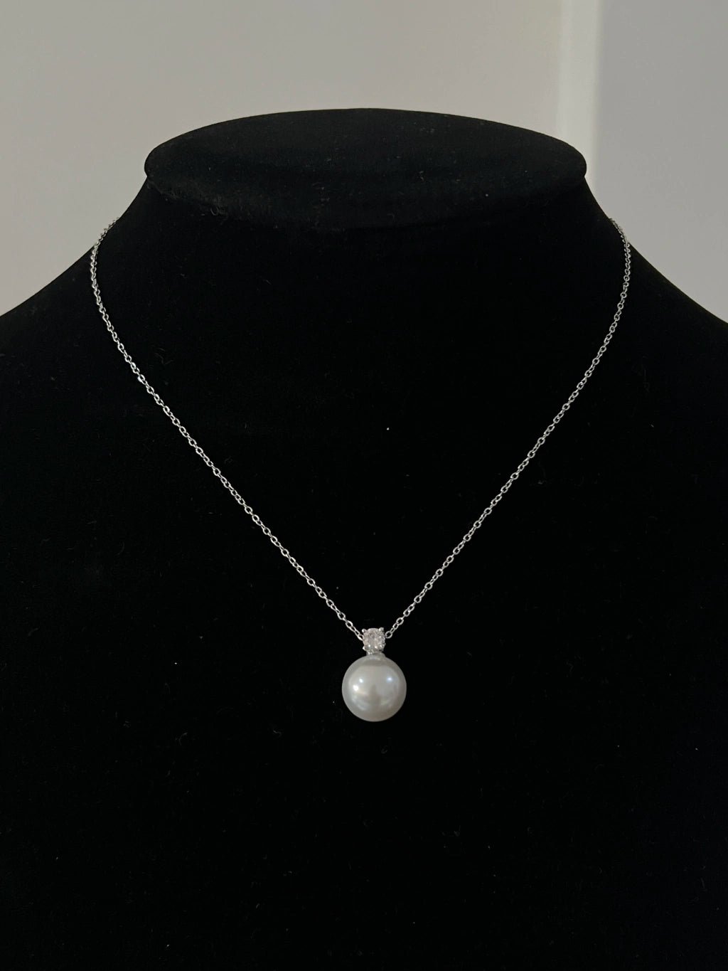 Collar de acero plateado con perla