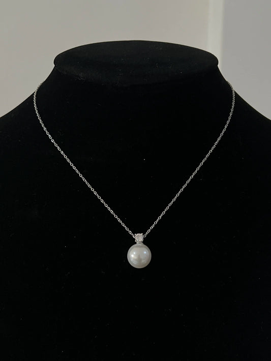 Collar de acero plateado con perla