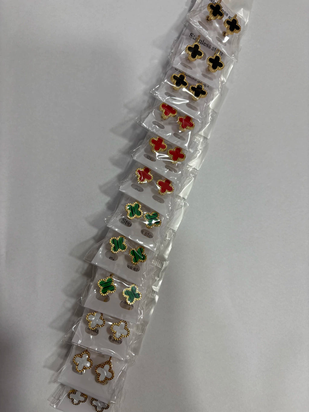 Aritos de trébol de acero dorado x12