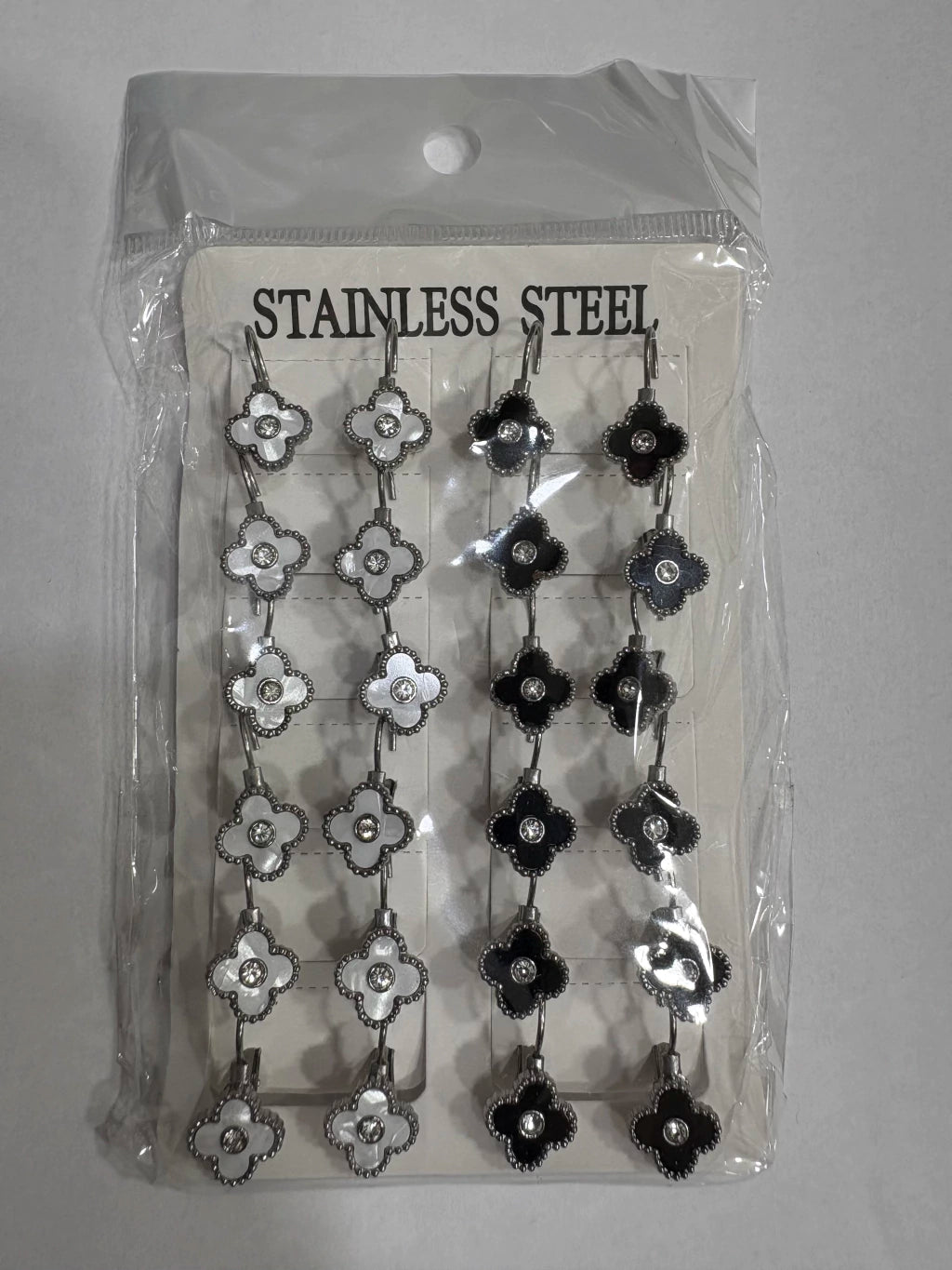 Aritos de acero de trébol con strass x12