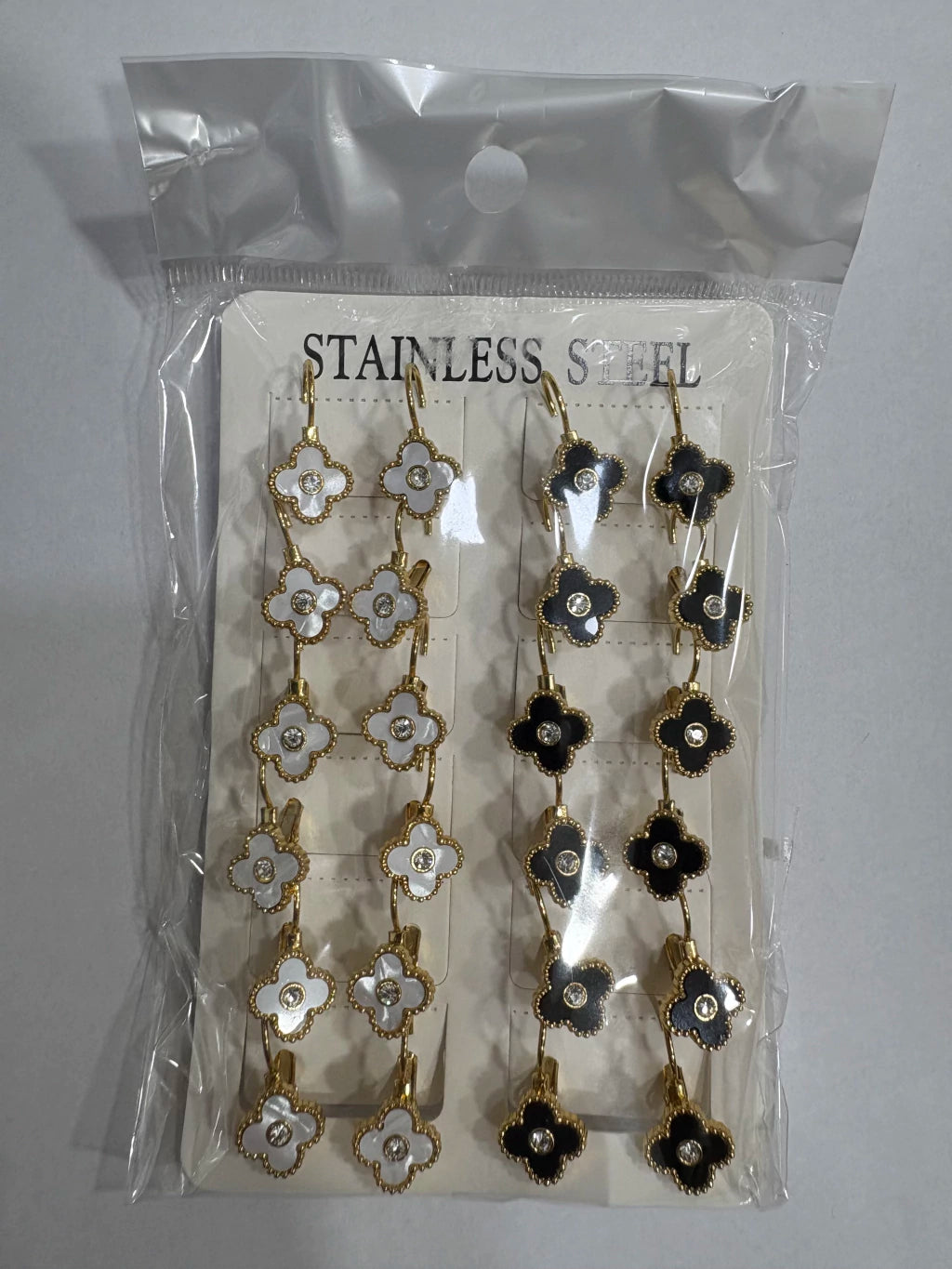 Aritos de acero dorado de trébol con strass x12