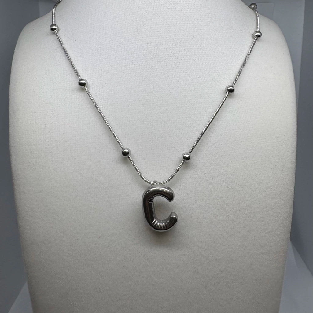 Collar de acero plateado con inicial