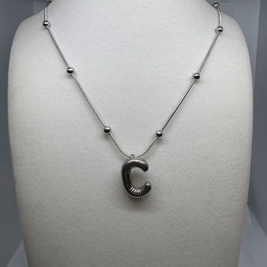 Collar de acero plateado con inicial