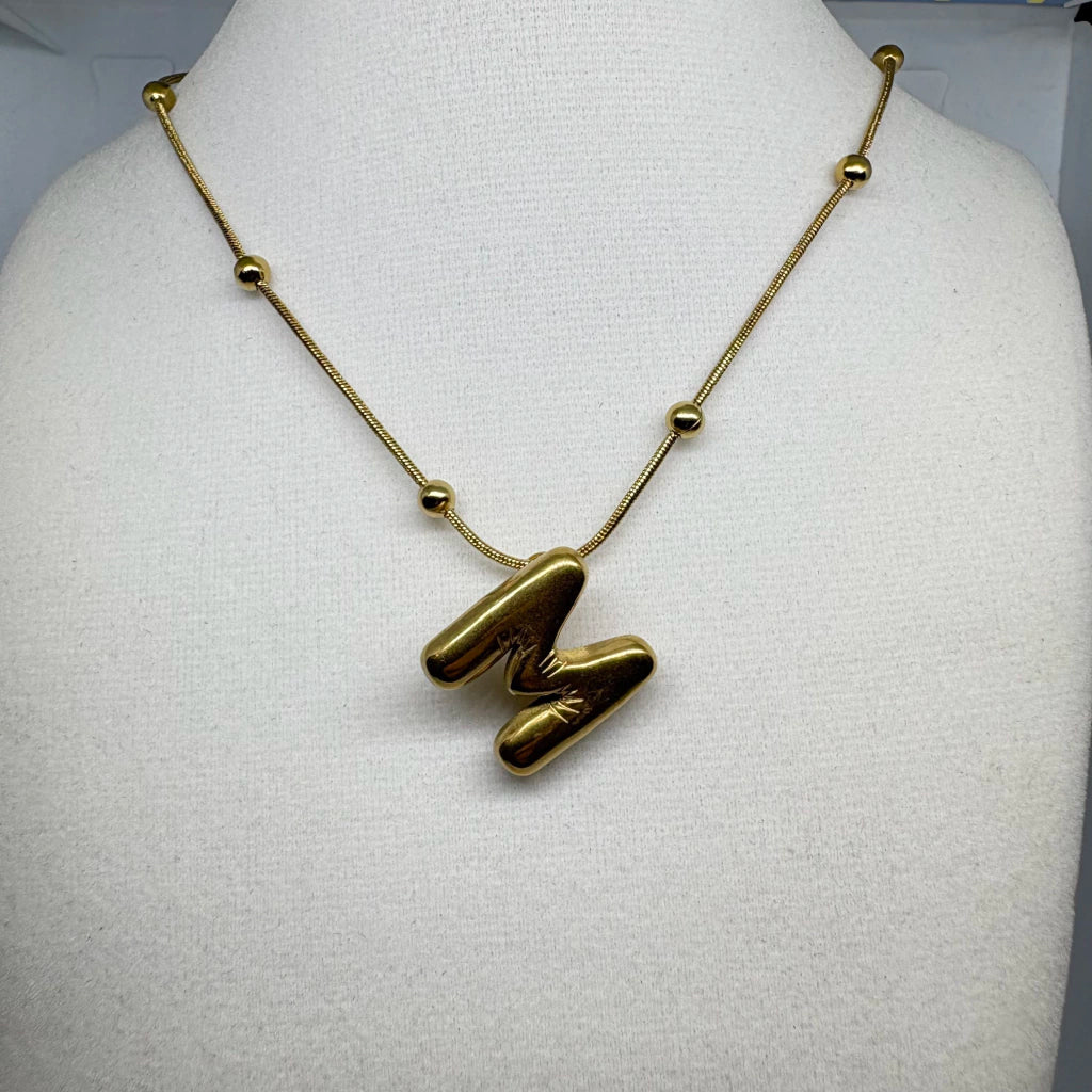 Collar de acero dorado con inicial