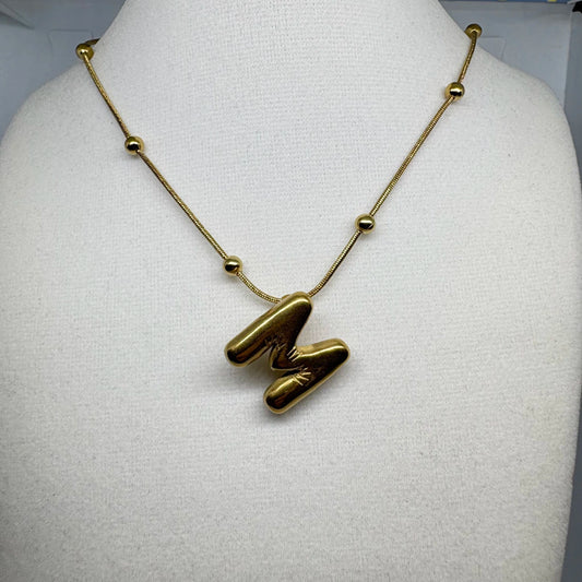Collar de acero dorado con inicial