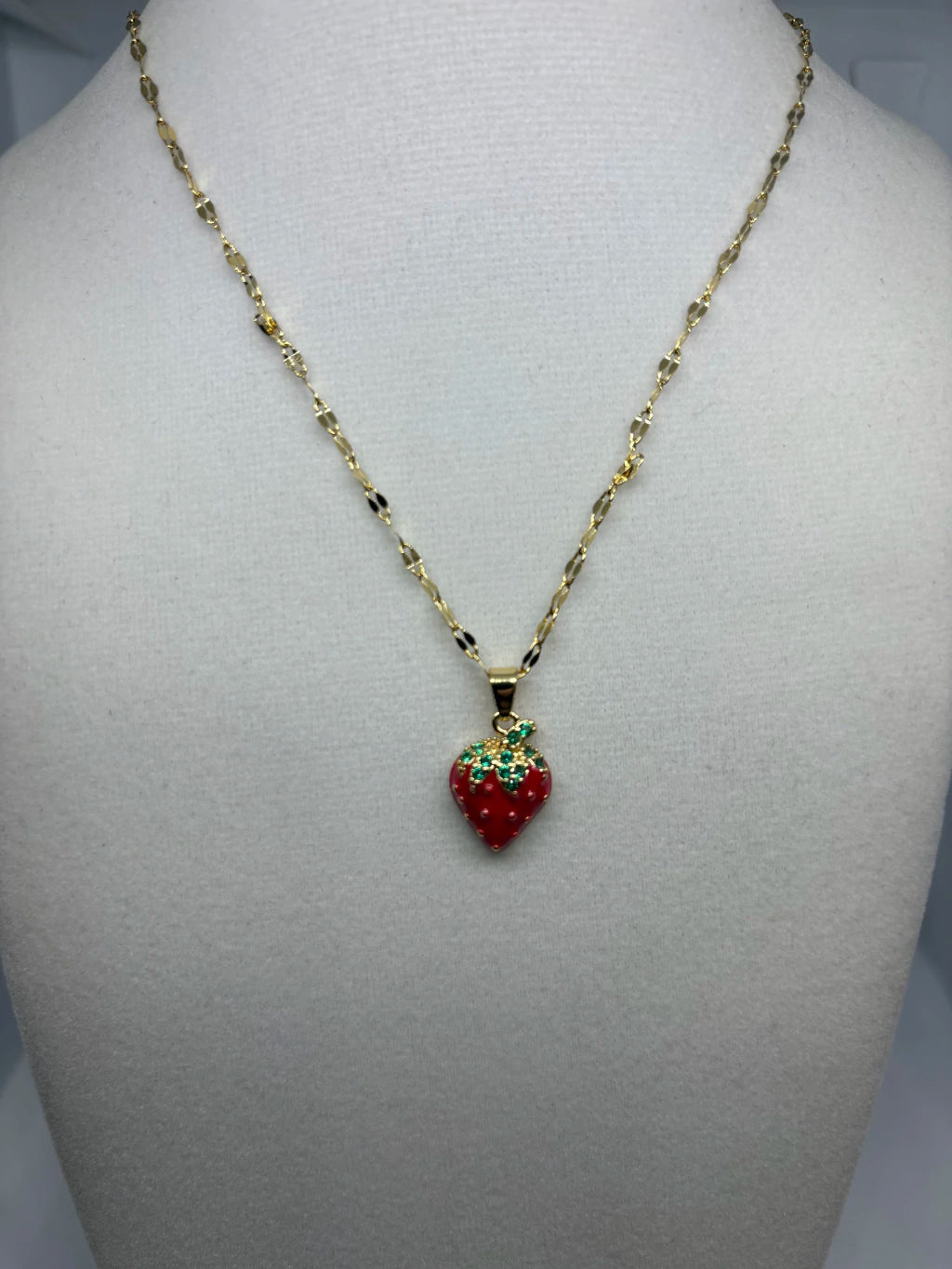 Collar de acero dorado con frutilla