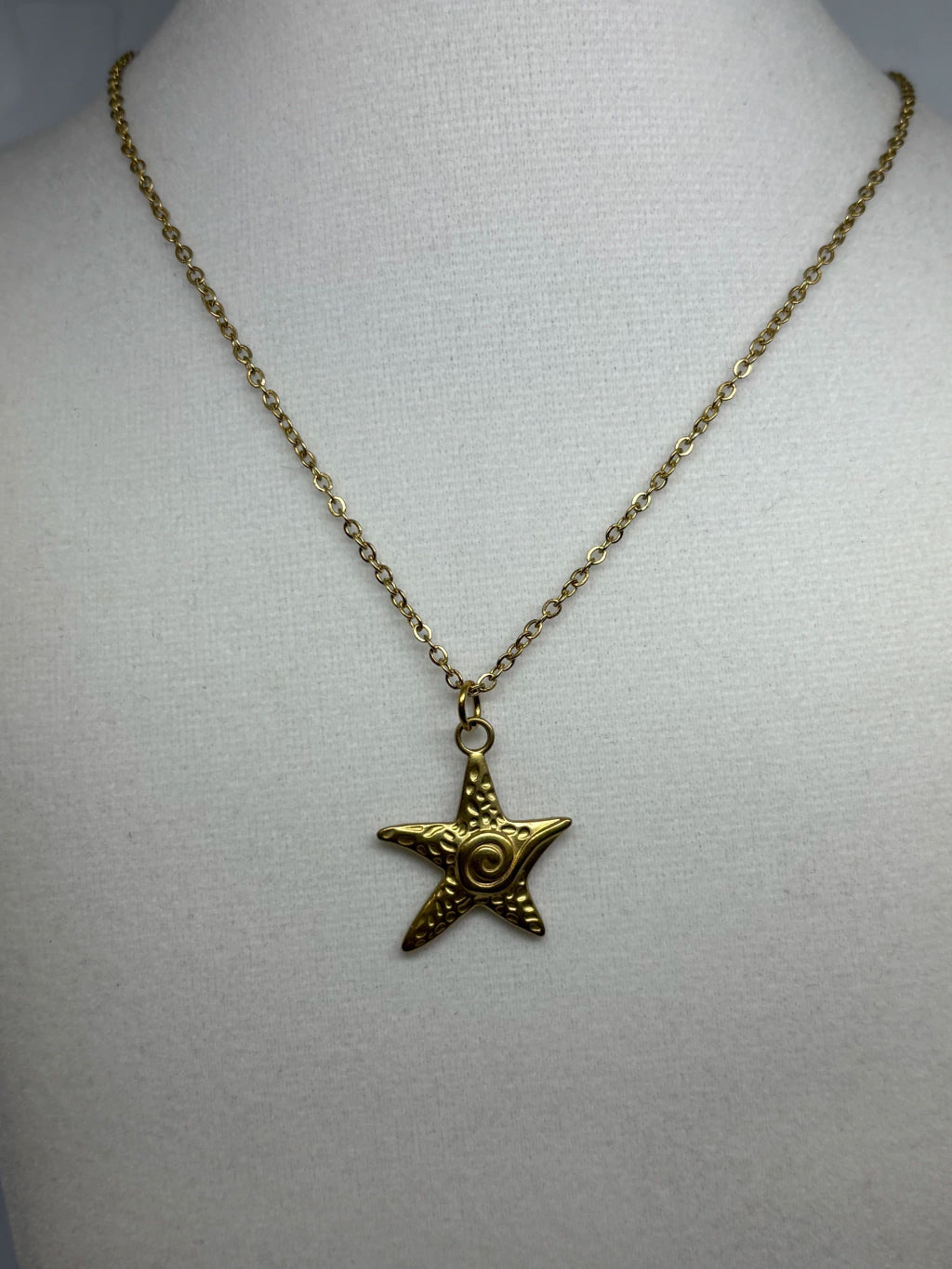 Collar de acero dorado con estrella marina