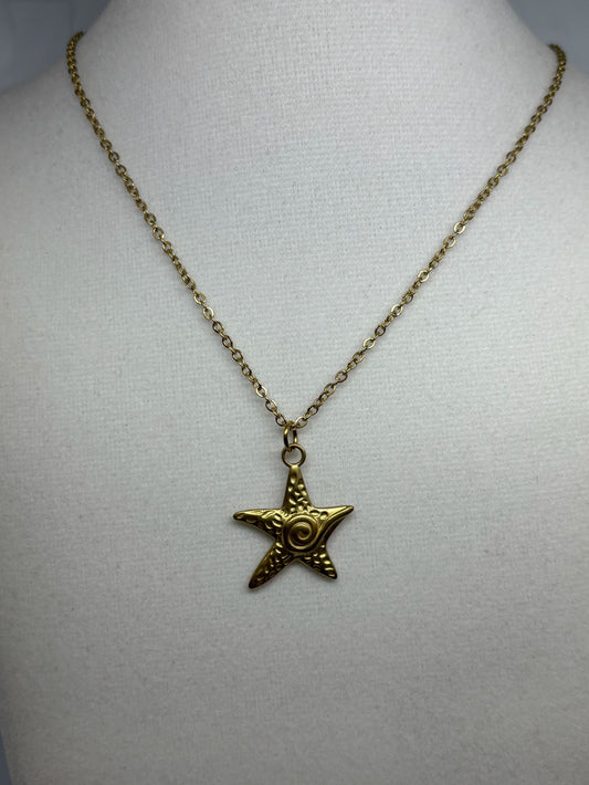 Collar de acero dorado con estrella marina