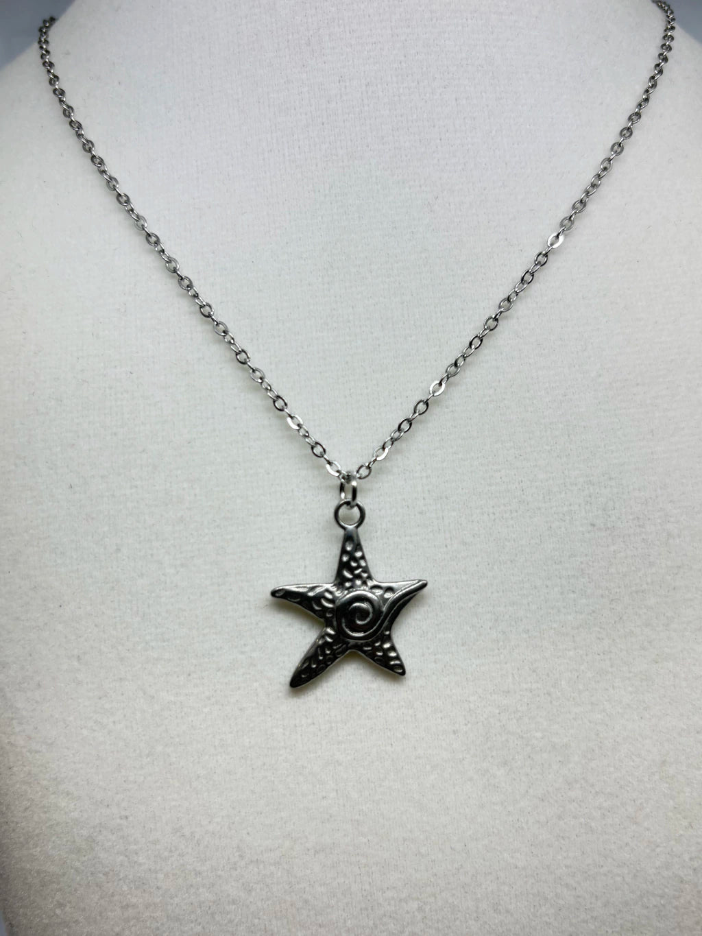 Collar de acero con estrella marina