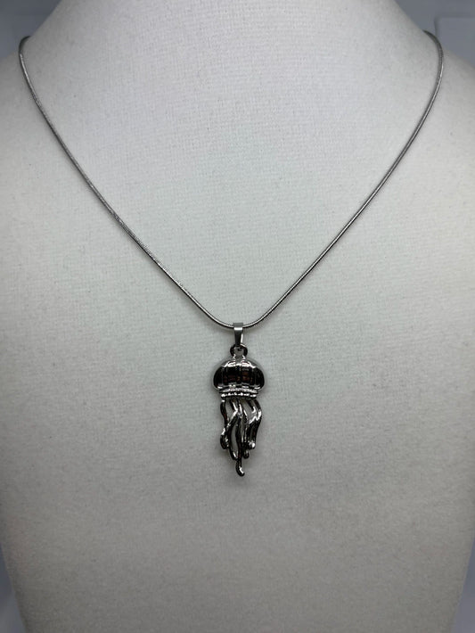 Collar de acero con medusa