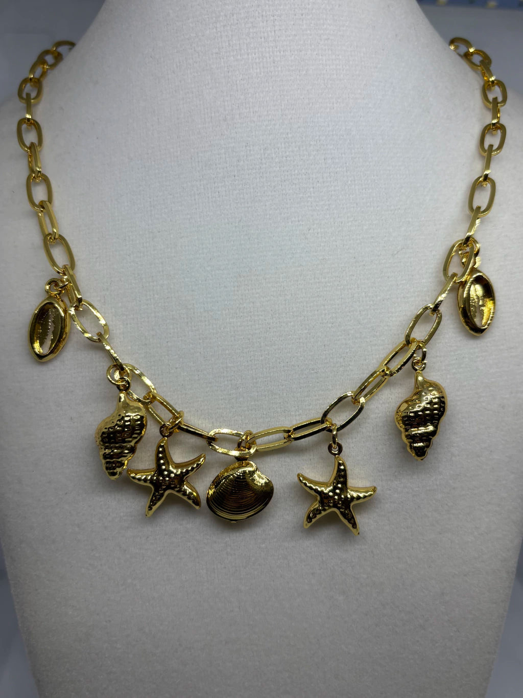 Collar de acero dorado con dijes de estilo marino