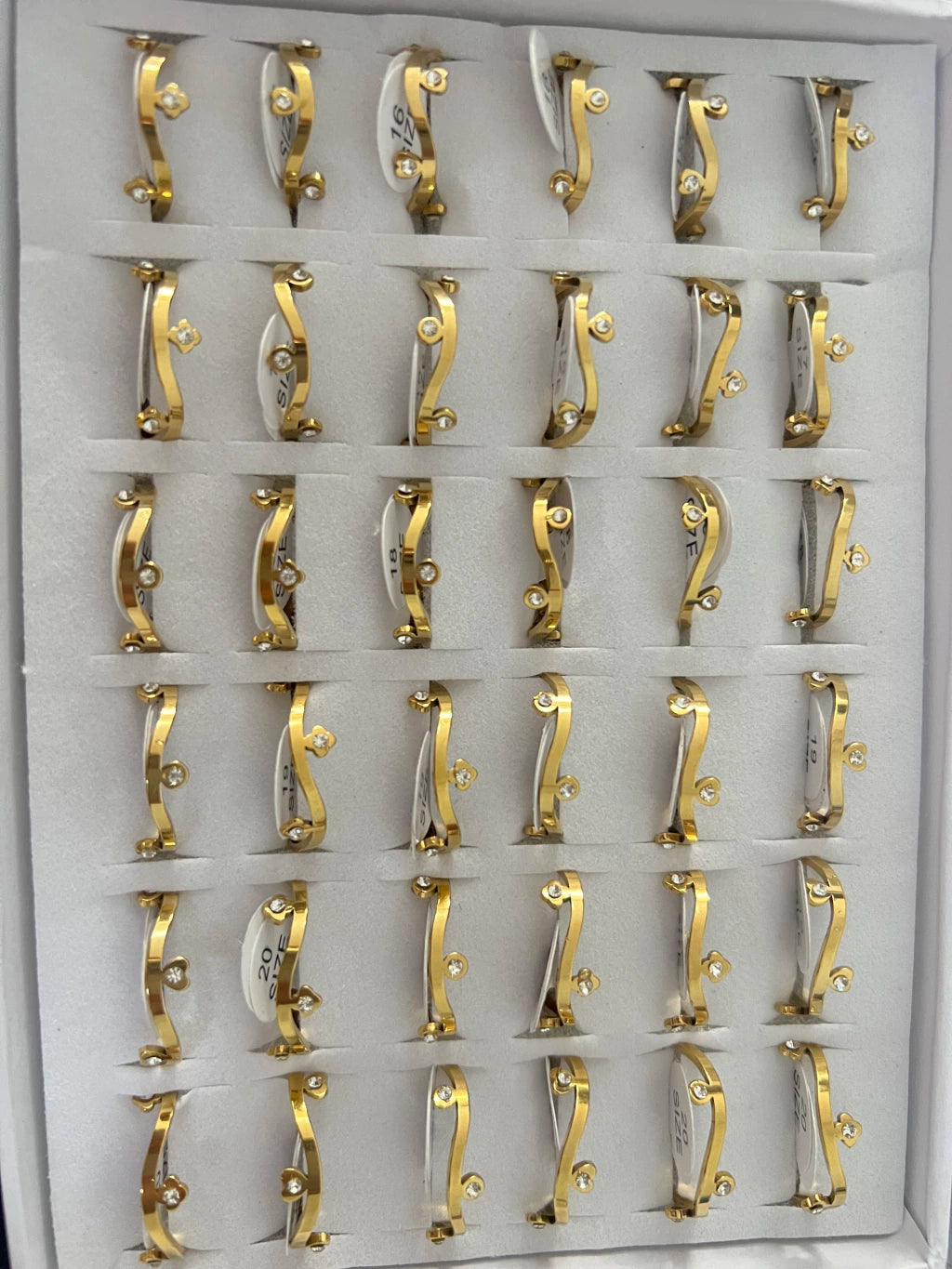879B anillos de acero dorado con strass