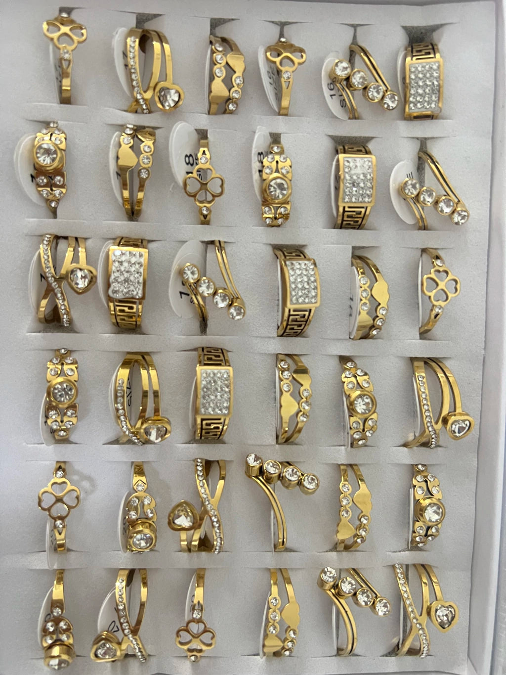 1198B anillos de acero dorado con strass