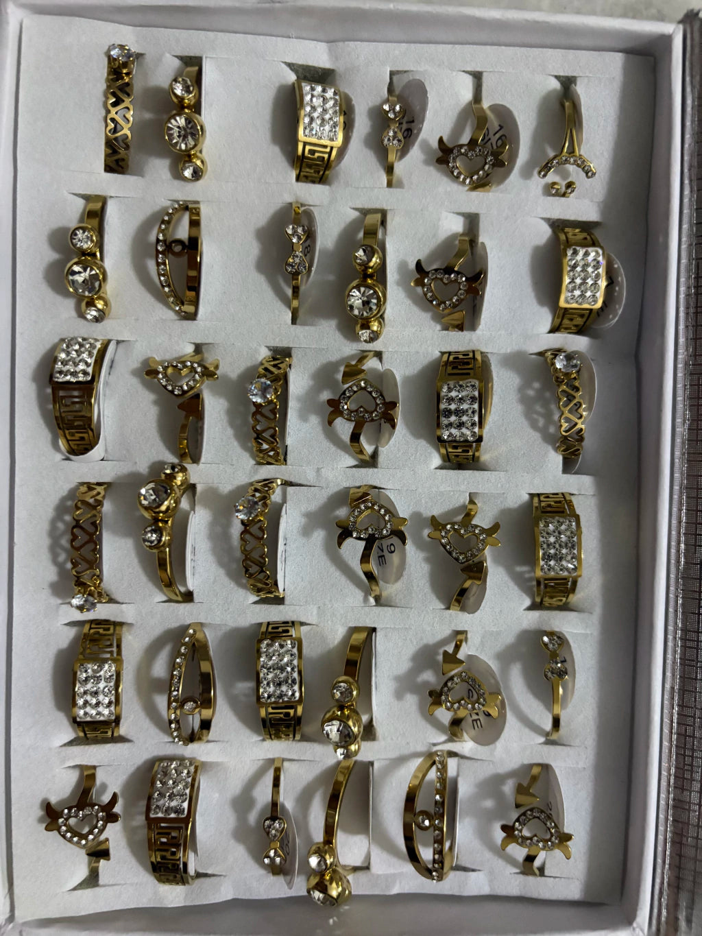 747B anillos de acero dorado con strass
