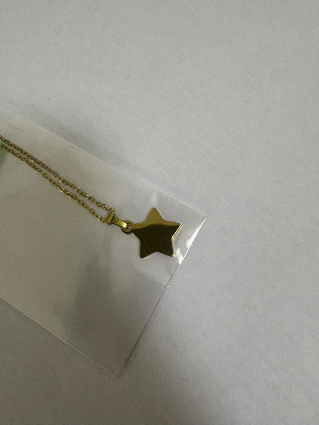 Collar de acero dorado con dije