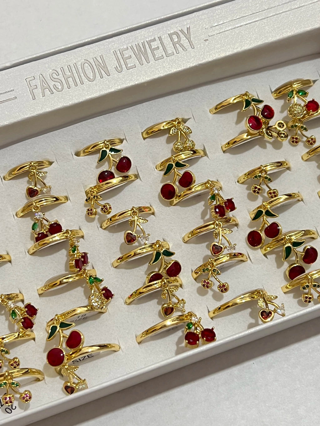 300011B anillos en dorado de cereza