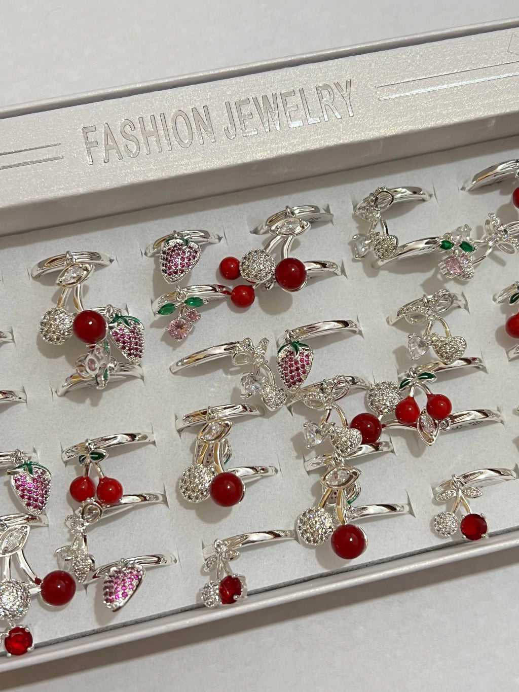 300013C anillos de acero quirúrgico en blanco de cereza