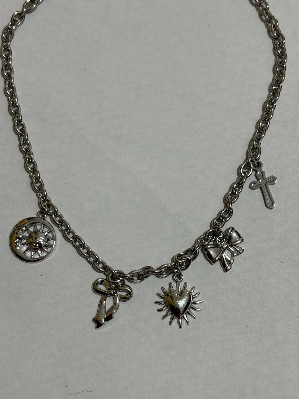 Collar de acero plateado con dijes