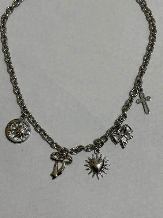 Collar de acero plateado con dijes