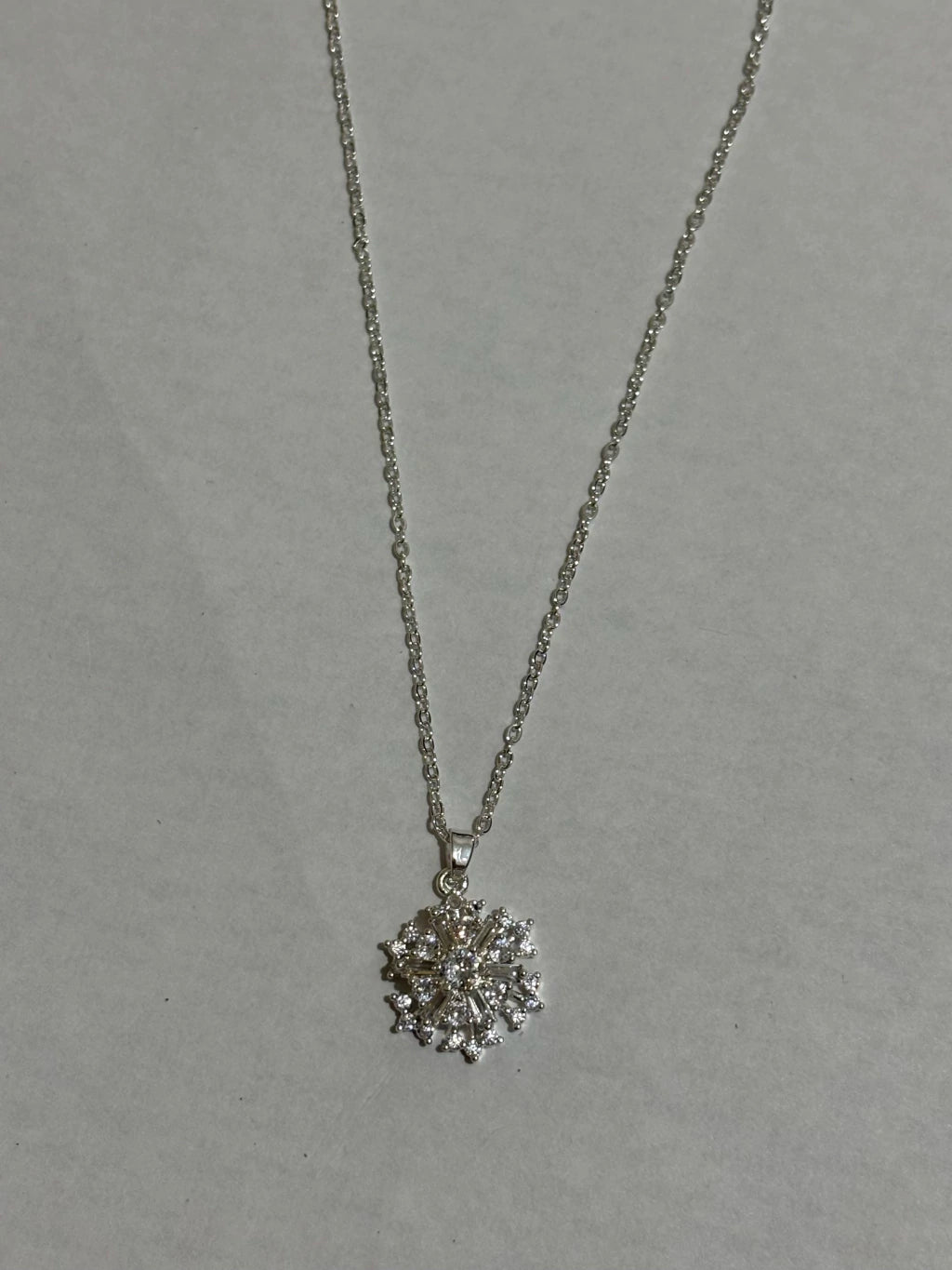 Collar giratorio de acero plateado con dije