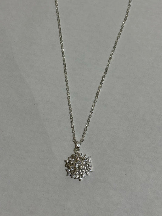 Collar giratorio de acero plateado con dije