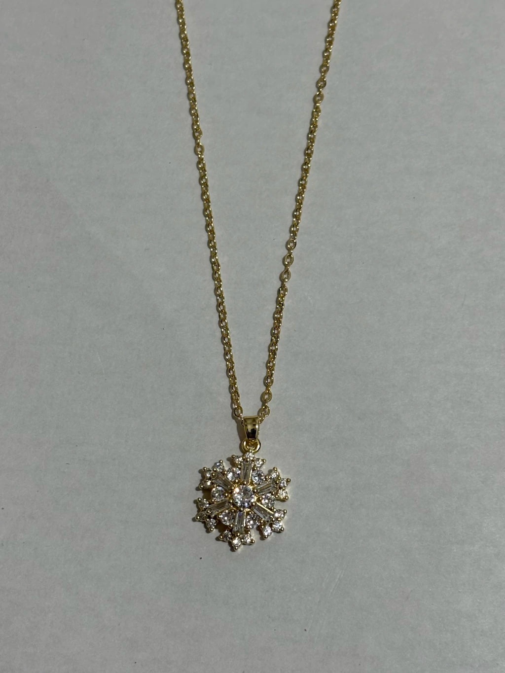 Collar giratorio de acero dorado con dije