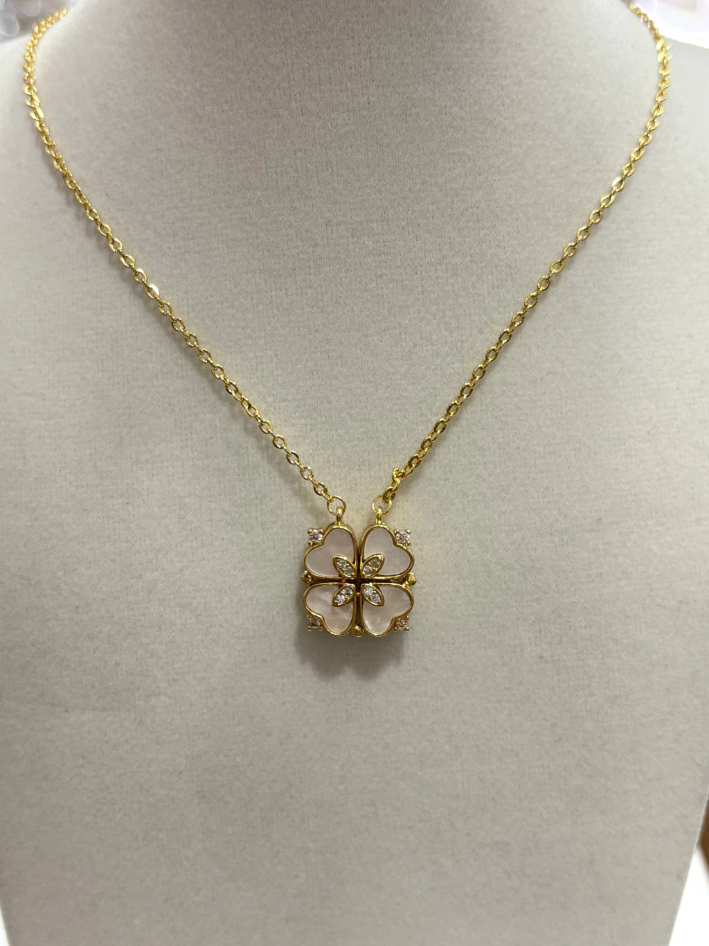 Collar de acero dorado con imán