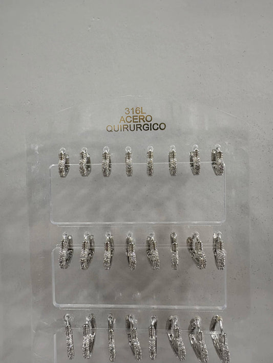 #631A aros plateados. Forma de corazon.