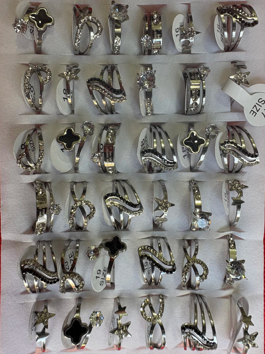 714A anillos plateados con strass